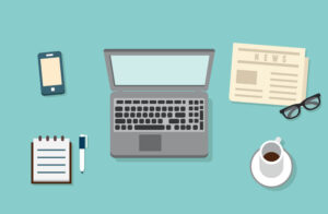 Ilustração de uma mesa de trabalho com laptop, celular, caderno, caneta, café, jornal e óculos de leitura.